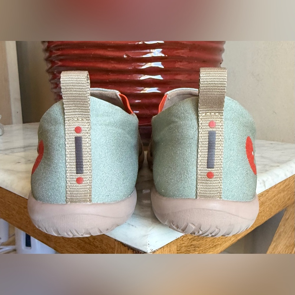 UIN Bear Hug Canvas Slip-On Shoes Art Comfort Women’s 10 - Picture 11 of 11